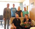Bild: Stadt Tirschenreuth/exb
Bürgermeister Franz Stahl (links) gratulierte Monika und Alfred Kistenpfennig (sitzend) mit einer großen Blumenschale zur Goldenen Hochzeit. Mit im Bild: (hinten,von rechts) Tochter Manuela Kistenpfennig und Tochter Cordula Stahl mit Ehemann Stefan.