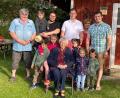Bild: öt
Waltraud Ritter (sitzend) mit den Urenkeln Noah (vorne, von links), Emma, Paulina, Martha und Valentin sowie Sohn Richard, Enkel Fabian mit Urenkel Luca auf dem Arm, Enkel Benjamin, Schwiegertochter Irene und Enkel Dominik.