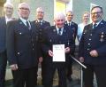 Bild: mma
Die Feuerwehr Kötzersricht ehrt ein langjähriges Mitglied (von links): Hahnbacher Bürgermeister Bernhard Lindner, Kommandant Martin Weiß, Kreisbrandinspektor Christof Strobl, das ausgezeichnete Ehrenmitglied Georg Rauch, Zweiter Kommandant Christan Graf, Marion Bäumler vom HKA und Vorsitzender Franz-Josef Rauch.