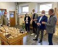 Bild: Maria Schuierer
Einrichtungsleiter Otto Storbeck, Oberbürgermeister Andreas Feller, Touristiker Johannes Lohrer, Bereichsleitung Nicole Kirchner und Werkstattmeister Armin Ratsch (von rechts) informierten sich über den Herstellungsprozess der Spieluhren.
