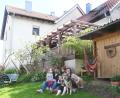 Bild: Gabi Schönberger
Für Tanja Steger (rechts) hat sich ein Kindheitstraum erfüllt. Sie lebt mit Ehemann Karl, den drei Kindern Marlene, Moritz und Maximilian sowie den Hunden Gretl und Resi im fast 120 Jahre alten Bauernhaus ihrer Ur-Großeltern in Lennesrieth.