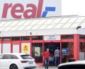 Bild: Gabi Schönberger
Rot und Blau sind bislang die Hausfarben der Real-Märkte, wie hier in Weiden in der Neustädter Straße. Ab 1. Juli wechselt das neue Corporate Design zu Orange.