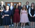 Bild: jr
Beim ersten Gottesdienst am Sonntag um 9 Uhr segnete Pfarrer Martin Schlenk (hinten links) die Konfirmandinnen (vorne von links) Annika Sommer, Chayenne Cordal, Melissa Nuss und Lia-Marie Zeus (Wiesau) sowie die Konfirmanden Adrian Boccali (Fuchsmühl), Emil Pietruschka (Wiesau) und André Bornemann.