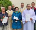 Bild: Nilklas Giedl/exb
Verabschiedung der ausgeschiedenen Pfarrgemeinderatsmitglieder (von links): Anita Gräß, Stadtpfarrer Ludwig Gradl, Pfarrgemeinderatssprecher Carsten-Armin Jakimowicz, Monika Stark, Pfarrer Maciej Kolanowski, Walter Sollik und Thomas Holzner.