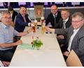 Bild: do
Auf den Gemeinschaftsgeist der Speinsharter und auf die gelungene Innensanierung des Gemeindezentrums prosten Prior Pater Adrian Kugler, Landtagsabgeordneter Tobias Reiß, Landrat Andreas Meier, Bürgermeister Albert Nickl und ALE-Baudirektor Georg Braunreuther (von rechts).