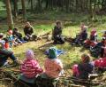 Bild: le
Versammlung mitten im Wald. Forstamtmann Sebastian Höllerer vermittelt Wissenswertes.