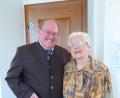 Bild: wec
Zweiter Bürgermeister Johann Vornlocher gratuliert der gut gelaunten Therese Beer zum 90. Geburtstag mit einem Geschenkkorb.