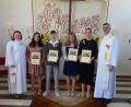 Bild: hme
Vivian Bayer-Trentini (links), die Konfirmanden und Pfarrer Marcia Trentini nach dem Festgottesdienst anlässlich der Konfirmation in Weiherhammer
