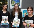 Bild: Hirsch
Carmina Krätzig vom Gymnasium Nabburg, Sarina Krämer vom Ortenburg-Gymnasium Oberviechtach und Lisa Braun von der Grundschule Wernberg-Köblitz (von links) gehören zu den Gewinnern des Schulmalwettbewerbs des Oberpfälzer Seenlandes.