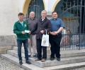 Bild: Kolping Mitterteich/exb
KRSK-Vorsitzender Wolfgang Danler (von links) nahm die Spende von Johann Gruber, Erhard Sommer und Kaplan Daniel Schmidt entgegen.