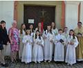 Bild: gi
Erstkommunion wurde am Sonntag in der Wieskirche mit Pfarrer Udo Klösel gefeiert. Dazu gratulierten auch ihre Lehrerin Miriam Höcherl und Rektorin Ulrike Uhlemann (von links).