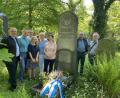 Bild: adj
Eine Delegation aus Parkstein legte am Grab des Komponisten Franz Strauß ein Blumengesteck nieder.