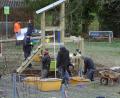 Bild: wee
Mit vereinten Kräften stellten zehn Väter einen Rutschenturm, ein Karussell, eine Federwippe und eine Netzschaukel auf.