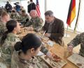 Bild: mor
Nachdem Markus Söder am Küchentresen den US-Soldaten die Weißwürste gereicht hatte, setzte er sich zu den Frauen und Männern.