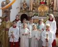 Bild: aun
Fünf Kinder aus Utzenhofen empfangen erstmals die Kommunion. Den Gottesdienst zelebriert Pfarrer Klaus Birnthaler (links).