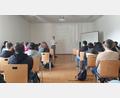 Bild: BSZ Wiesau/exb
Den Fachvortrag am Informatik-Campus (BSZ Wiesau) gestaltete der ehemalige Schüler Sebastian Maischl (vorne, Mitte).