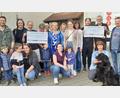 Bild: hka
Gruppenbild mit Hund und Schecks: Spender und Empfänger des Erlöses aus dem Dart-Turnier in Hahnbach freuen sich gemeinsam.
