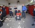 Bild: fvo
Stefan Ludwig (rechts neben Tragkraftspritze) von der Firma Ludwig Feuerschutz aus Bayreuth erklärt den interessierten Lennesriether Feuerwehrleuten im Feuerwehrgerätehaus in Albersrieth die neue Tragkraftspritze „Rosenbauer Fox 4 Generation“.