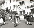 Archivbild: Chronik, Heimat- und Trachtenverein Kirchenthumbach
1978, die Volkstanzgruppe führt verschiedene bodenständige Tänze rund um den Maibaum auf.