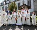 Bild: Stefanie Pöllath
Vier Buben und zwei Mädchen gingen in Nagel zum ersten Mal zum Tisch des Herrn. Pater Joy (von links) und Pastoralreferent Maximilian Pravida hatten die Kinder auf den Tag vorbereitet.