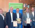 Bild: otr
Die Schiedsrichtergruppe Weiden hat mit Manfred Naber (Zweiter von links) und Edgar Götz (Zweiter von rechts) zwei neue Ehrenmitglieder. Mit im Bild (von links) Obmann Willi Hirsch, Roman Solter und stellvertretender Obmann Andreas Stolorz.