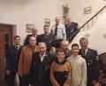 Bild: Feuerwehr Wernersreuth/exb
Vorsitzender Manuel Brucker (links) und Kommandant Klaus Frank sowie Bürgermeister Klaus Meyer (hintere Reihe, Zweiter von links) zusammen mit den geehrten Mitgliedern; rechts vorne der neue Ehrenvorsitzende Walter Brucker.