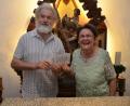 Bild: dob
1000 Euro nimmt Pater Ferdinand aus Tröbes von Christa Wildenauer in der Christophorus-Kapelle entgegen. Im Kongo kann er damit viel Gutes bewirken.
