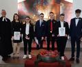 Bild: Ruth Wöhrl/exb
Pfarrer Dominic Naujoks freut sich mit den Konfirmanden (von links): Viktoria Kulikaev, Laila-Jillien Brösicke, Simon Müller, Luca Heidrich, Leon Cihangir und Alex Rörich.