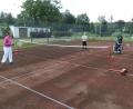 Bild: Netzwerk Inklusion Landkreis TIR/exb
Doris Scharnagl-Lindinger und Sohn Leon haben mit einigen Clubmitgliedern erste Erfahrungen beim „Rollstuhl und Fußgänger-Tennis“ gesammelt. In einem Sport-Rolli sitzend und mit dem Schläger in der Hand lässt sich "RuF" als Teamsport erleben.