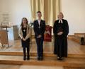 Bild: Evangelisch-luth. Pfarramt TIR/exb
Sarah Dittrich und Luis Pflug mit Pfarrerin Dr. Stefanie Schön in der Friedenskirche in Waldsassen.