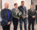 Bild: R. Kreuzer
Manfred Zettl (links) und Hartmut Schütze (rechts) begrüßen die neuen Ansprechpartner im Büro der Kreisgruppe: Stephanie Hottner und Daniel Rogers.
