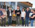 Bild: kro
Treue Urlauber ehrte der „Schedlhof“ in Griesbach. Im Bild (von links): Josef Schmidkonz mit Enkelin Josefina, Zweiter Bürgermeister German Hartmann, Diana Flory-Fleischmann, Heiko Flory, Christine und Johannes Kraus sowie Angela Schmidkonz mit Enkel Maximilian.