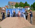 Bild: ak
Zum Spatenstich waren (von links) Bürgermeister Christian Porsch, Bauamtsleiter Thomas Schneider, Wolfgang und Maria Schultes, der Mitarbeiter des Architekturbüros Schultes und Schwiegersohn Matthias Stelzl sowie der Bauleiter der Firma Bauer, Norbert Nickl, gekommen.