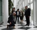 Bild: mma
Der Hahnbacher Bürgermeister Bernhard Lindner geht beim traditionellen Patenbitten in der Staatskanzlei auf einem Holzscheitel auf die Knie. Jürgen Huber, Säm Kraus und Marianne Moosburger (hinten, von links) beobachten genau die Reaktion von Staatsminister Florian Herrmann.
