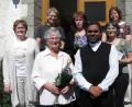 Bild: exa
Vorsitzende Mariele Kuchenreuther (links) und Bezirksleiterin Elke Burger (hinten, rechts) sowie Pfarrer Julius Johnrose zeichneten Silvia Heindl und Elvira Uschold (hinten, Zweite und Dritte von links) sowie Ingrid Fontana (vorne, links) und Sonja Bamberger für langjährige Mitgliedschaft aus.