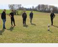 Bild: mnt
Die Mannschaftsverantwortlichen (von links) Sebastian Wagner (Pillmersried),Markus Dirscherl, Helmut Brandl (Heinrichskirchen), Florian Christoph (Diepoltsried) und Matthias Niebauer (Thanstein) kamen bei der Platzbegehung in Heinrichskirchen zu dem Schluss, dass der Platz nicht mehr für die Ausübung des Sports geeignet ist.