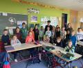 Bild: sei
Brandschutzerzieherin Christina Rottenberg besuchte die Schüler der Dritten Klasse und erklärte ihnen den Schutzanzug der Feuerwehr und auch die Ausgehuniform.