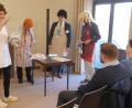 Bild: wro
Mit dem humorvollen Einstieg in den Tag hatte das Vorbereitungsteam der Synode die Lacher auf seiner Seite. Synodalin Cornelia Treml, Dekanatsentwickler Pfarrer Klaus Weber, Dekan Thomas Guba und der stellvertretende Dekan Manuel Sauer (von links) spielten durch, wie das Thema „Einheit in der Vielfalt“ in einer fiktiven Kirchengemeinde ankommen könnte.