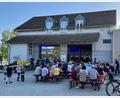 Bild: nza
Viele Besucher nahmen an den Tischen im Hof Platz und genossen bei sommerlichen Temperaturen die Abendstimmung.