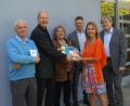 Bild: wel
Peter Eckstein und Siegfried Roßmann vom Lions Club Oberpfälzer Wald (von links) übernehmen die Kosten in Höhe von 740 Euro für Schulmaterial und Arbeitshefte, die Konrektorin Stefanie Hauser zeigt. Rektor Werner Winderl, Konrektor Christian Schreiner und Rektorin Christine Schneider (von rechts) begrüßen die Aktion.