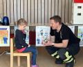 Bild: Kerstin Pflaum/exb
Wie ruft man richtig telefonisch um Hilfe? Die Feuerwehr zeigte im Kindergarten, wie es geht.