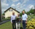 Bild: gm
Dem Jubelpaar Michael und Rosmarie Götz (links) aus Pittersberg gratuliert Bürgermeister Erich Meidinger (rechts für die Gemeinde Ebermannsdorf.
