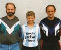 Archivbild: Trummer
Im Foto-Fundus der Amberger Zeitung ganz unten gefunden: Der langjährige Kapitän von Fortuna Düsseldorf. Oliver Fink, mit seinen damaligen Trainer beim 1. FC Schlicht, Karl Stubenvoll (rechts) und Thomas Gnan (links). Die Aufnahme stammt vom August 1996.