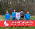 Bild: Christian Lottner/exb
Der SC Altfalter ist nun ein Partnerverein des Fußball-Zweitligisten SSV Jahn Regensburg. Das Bild zeigt (von links) SC-Abteilungsleiter Matthias Buron, Jugendleiter Michael Fuchs, Daniel Brunner, den Koordinator der Jahn-Vereinspartnerschaften und SC-Vorsitzenden Richard Buron.