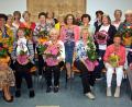 Bild: R. Kreuzer
Vorsitzende Christine Hüttner (stehend, Mitte) zeichnet zahlreiche Frauen für ihre langjährige Mitgliedschaft beim Frauenbund St. Elisabeth aus. Auch Bezirksvorsitzende Margit Konze (rechts) gratuliert den Geehrten.