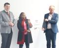 Bild: Marcus Trepesch/exb 
Landrat Thomas Ebeling, Glory Mutungi, Leiterin des "Nairobi Technical Training Institutes" und Schulleiter Josef Most (von links) bei der Übergabe einer Tafel, die die Schulpartnerschaft dokumentiert.