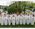 Bild: wec
18 Kinder der Pfarreiengemeinschaft Theuern-Ebermannsdorf-Pittersberg empfangen die Erstkommunion, hier zusammen mit Gemeindereferentin Kathrin Blödt (hinten links), den Ministranten und Pater John Massawe (hinten rechts).