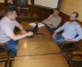 Bild: rn
Markus und Michael Schneider (von rechts) informierten Bürgermeister Marcus Gradl über den Stand der Planungen für ein Fernwärmenetz und sprachen von einem „Genehmigungsverfahren von mindestens einem Jahr“.