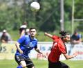 Bild: A. Schwarzmeier
Stefan Graf (links) in Aktion beim 3:0-Sieg in Ettmannsdorf. Der SpVgg-SV-Kapitän setzt auf einen Sieg gegen Passau, was die Rückkehr in die Bayernliga bedeuten würde.