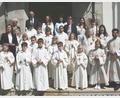 Bild: roh
Die Friedenfelser Kommunionkinder mit Pfarrer Joseph (rechts mit den Ministranten), Religionslehrerin Dr. Elisabeth Hammer-Butzkamm (links) und Konrektor Stefan Müllbauer, Klassenlehrerin Claudia Wölke und Tischmutter Christine Schraml.